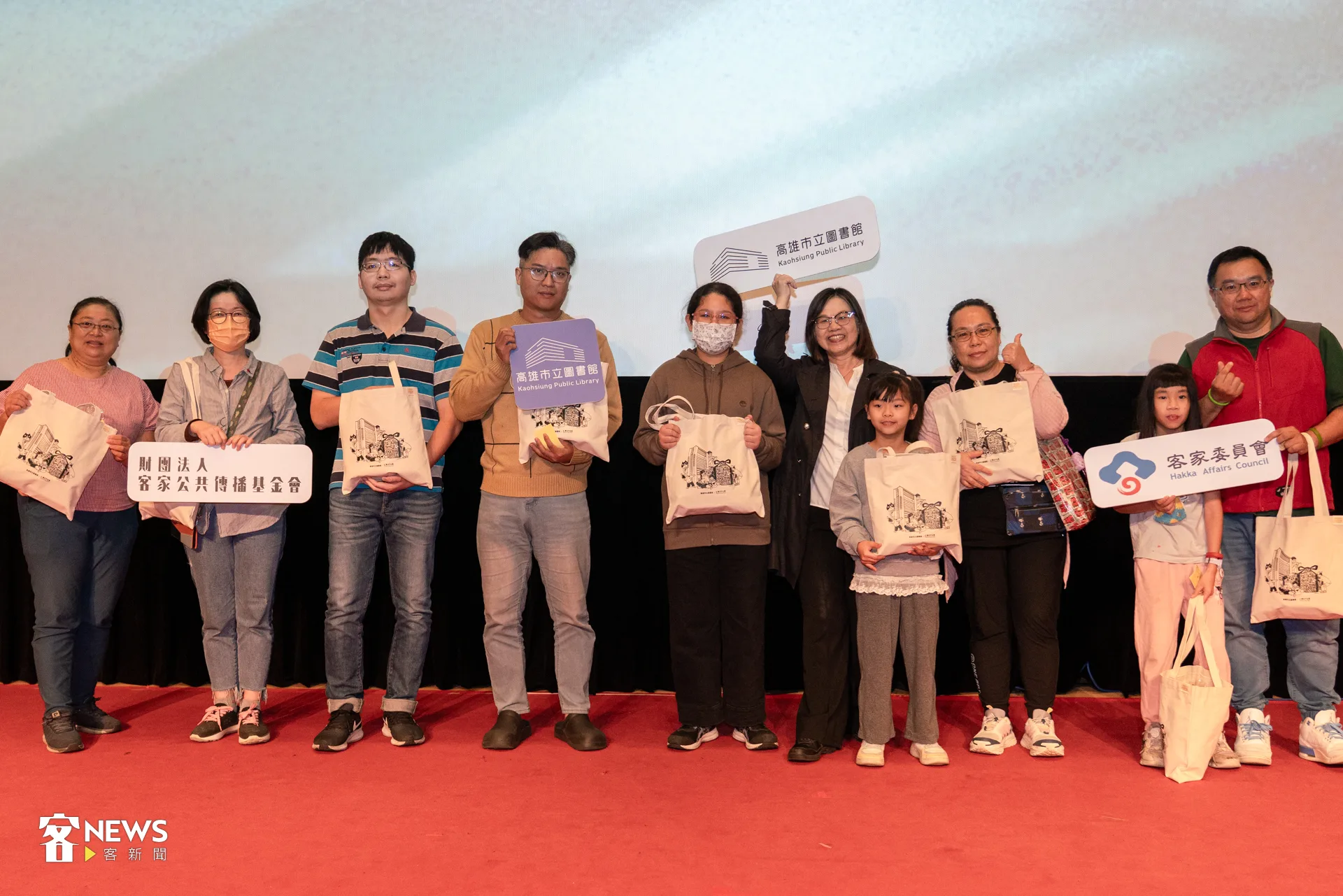 高市圖總館7樓際會廳也化身復古電影院，放映由客傳會與國家影視聽中心修復的客語版《小城故事》、《原鄉人》，映後還有抽獎。洪藝晅攝