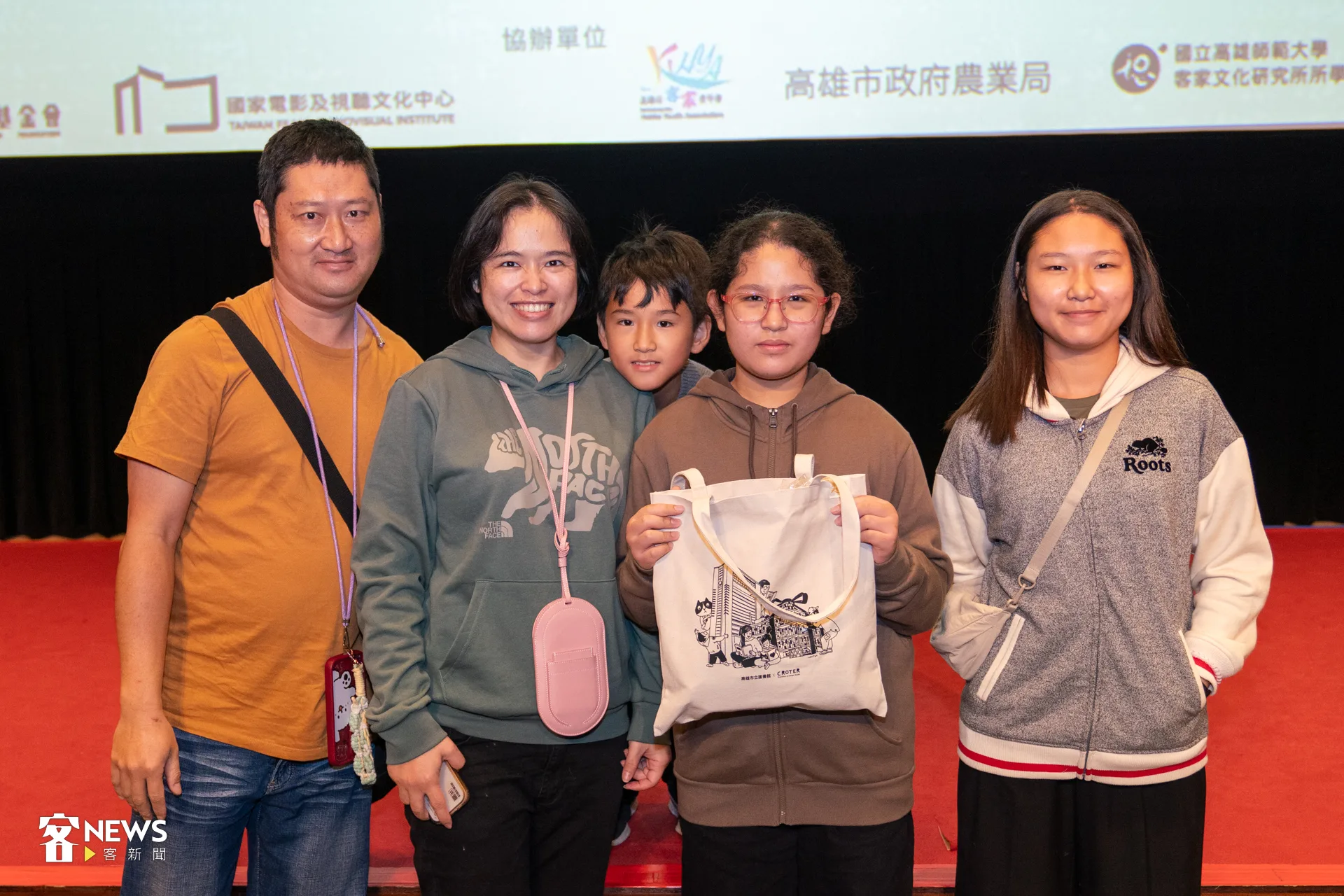 高市圖總館7樓際會廳也化身復古電影院，放映由客傳會與國家影視聽中心修復的客語版《小城故事》、《原鄉人》，映後還有抽獎。洪藝晅攝