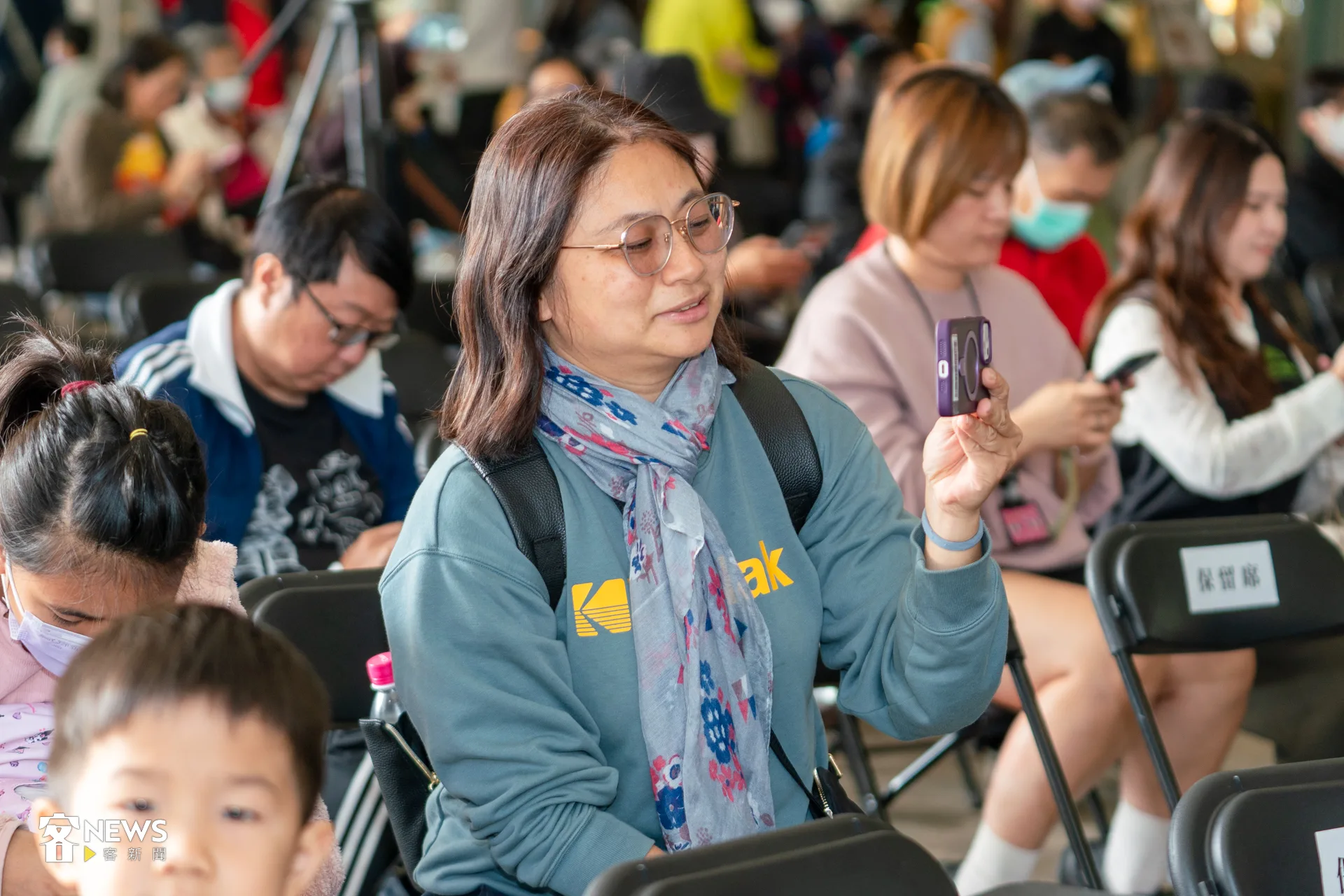 金曲歌王羅文裕上台演唱多首經典曲目，台下歌迷邊錄影、邊哼唱。洪藝晅攝