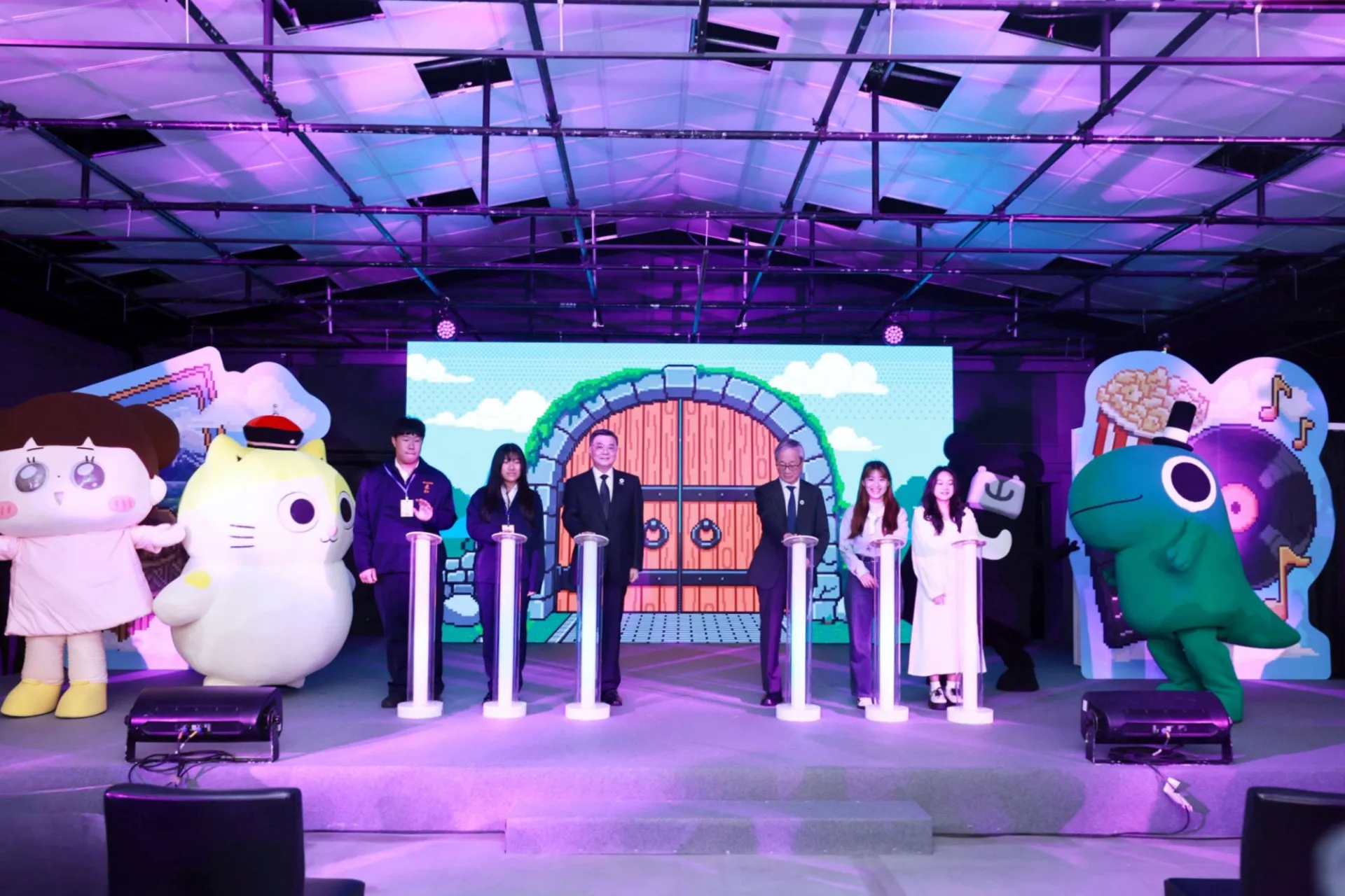 行政院長卓榮泰（左3）、文化部長李遠（右3）與光仁高中國中部同學，一同進行2026年文化幣啟動儀式。文化部提供