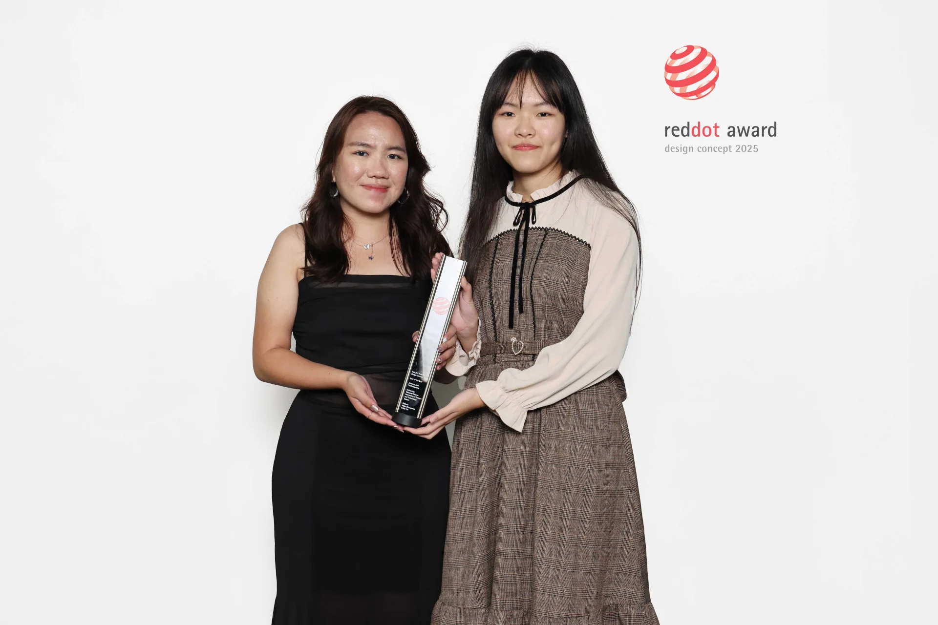 台科大設計系學生賴苡蕙（左）和蕭仲雯（右）在教師楊祖懷的指導下，以書籍作品《染：記憶與技藝》榮獲設計概念類之最佳設計獎殊榮。台科大提供