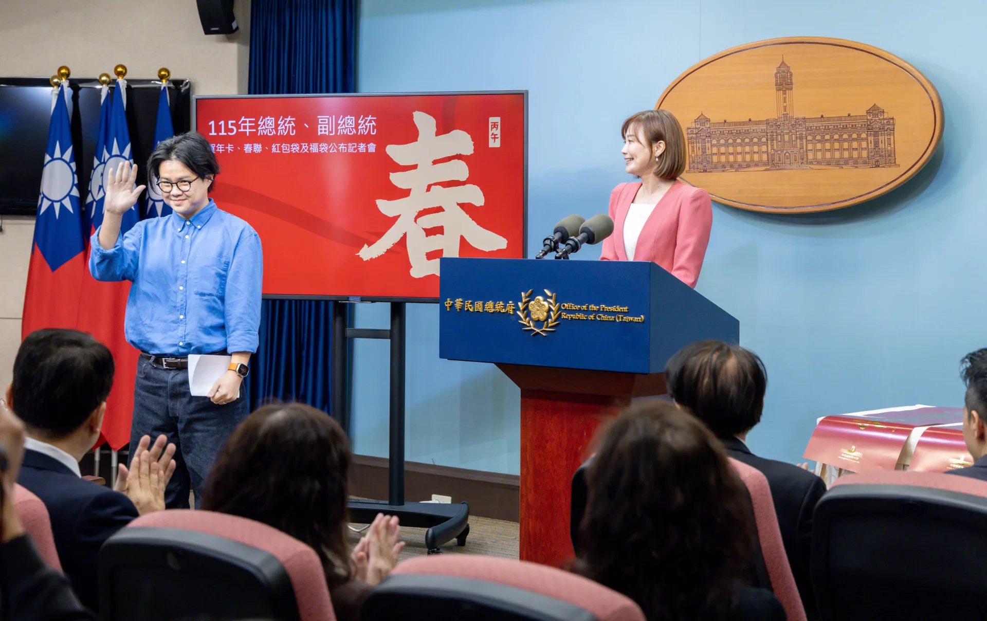 總統府民國115年總統、副總統賀年卡、春聯、紅包袋及福袋設計師陳于峰（左），右為總統府發言人郭雅慧。