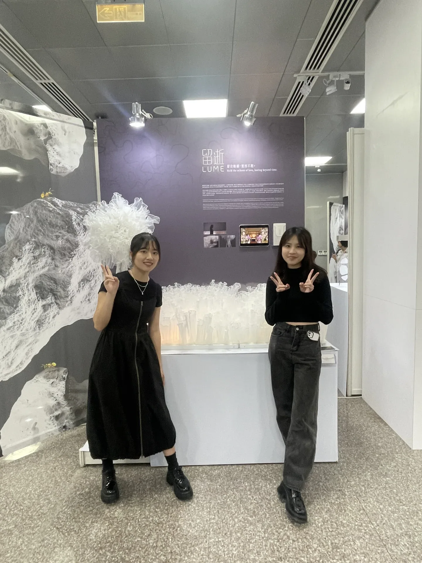 台科大設計系學生劉宥希（左）和陳虹菱（右）在唐玄輝、鄭洪和賴忠平三位老師的指導下，以作品「留逝」榮獲紅點設計概念獎。台科大提供