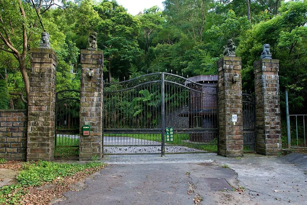 北埔惠森農場的大門是古意盎然，園區內種滿各種原生種樹木，全部種植面積達到30多甲，其中光是肖楠就達到6萬多株。陳權欣攝