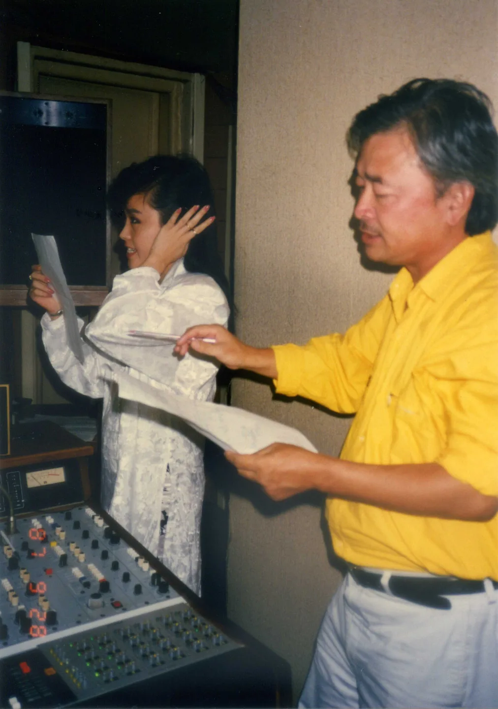 1987年涂敏恆（右）找到當時華視歌星魏海珊（左）來錄客家歌。張致遠提供