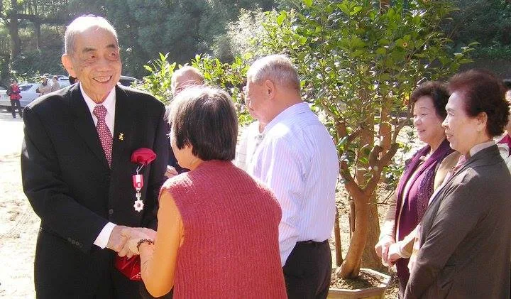 謝森展獲得獲頒旭日小綬章時，是賀客盈門，接受好友們的祝賀。陳權欣攝