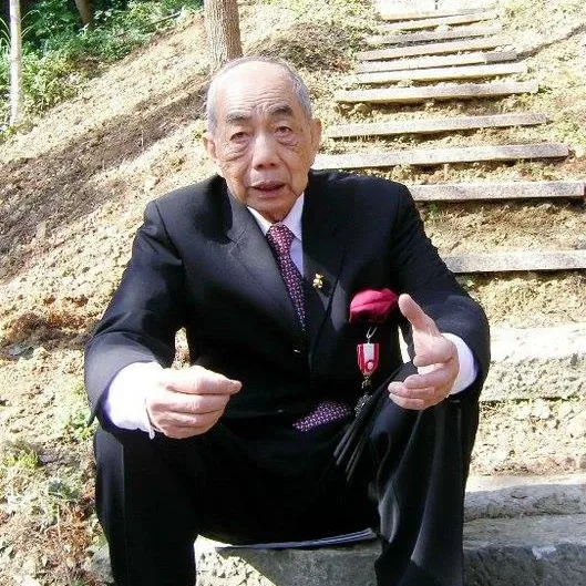 謝森展獲得旭日小綬章殊榮的那一刻仍非常隨和，穿著西裝就隨和在石階上接受訪問。陳權欣攝