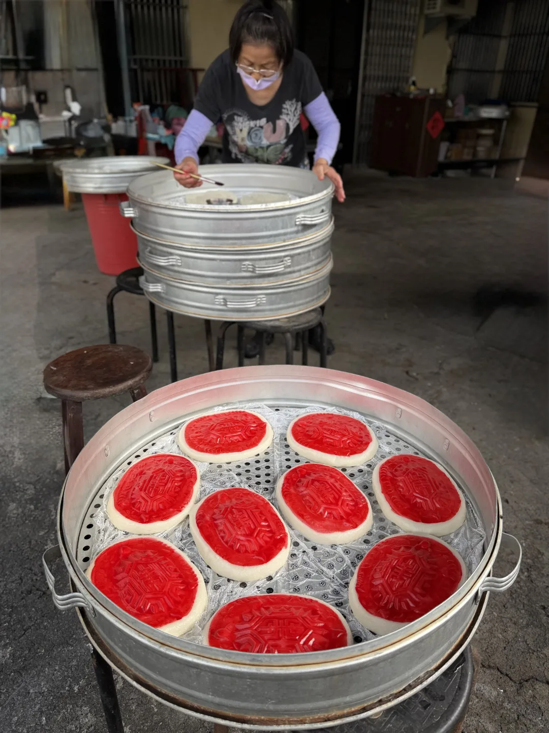 製作新丁粄。蕭秀琴攝