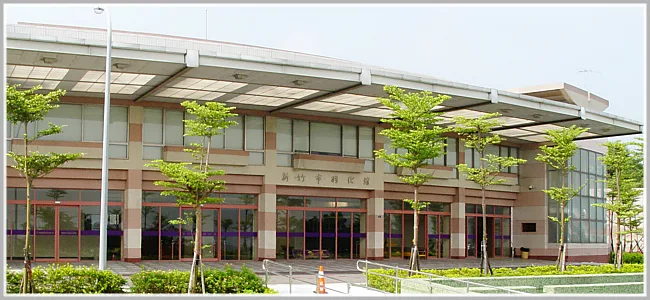 新竹羽化館（火化場）專供遺體火化使用，並附設小型之告別奠禮堂。遺體經過火化後可實施塔葬、樹葬、花葬、海葬、灑葬等環保多元葬法。 翻攝自 新竹市殯葬管理所官網