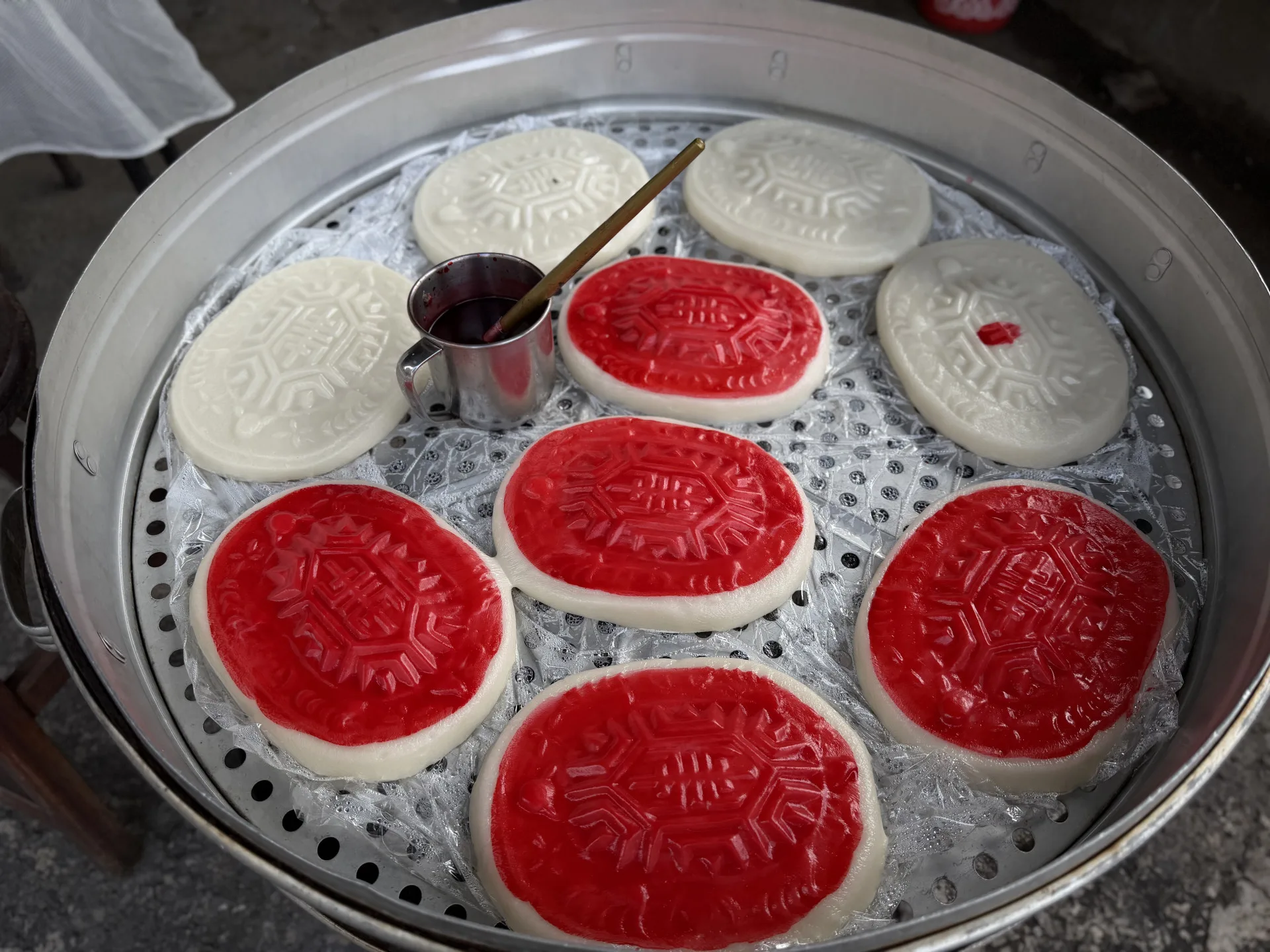 新丁粄用大紅描繪。蕭秀琴攝