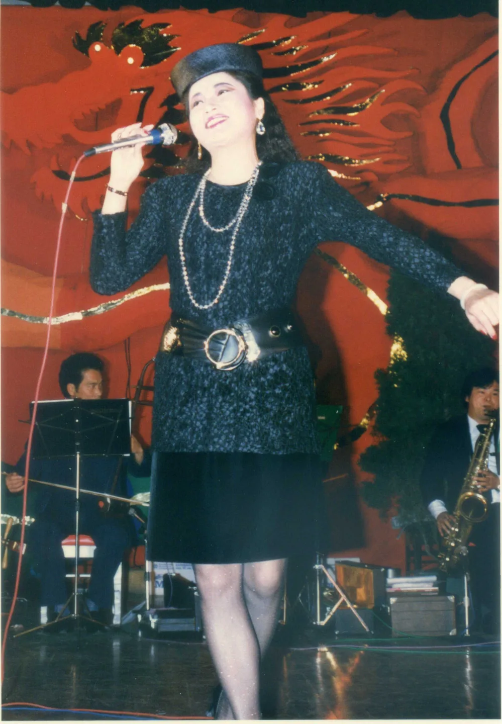 涂敏恆與同鄉吳盛智合作的〈𠊎係中國人〉，發行於1983年，由知名女歌星池秋美主唱。1988年池秋美在台北市客家崇正總會的年會表演就是唱這首歌。1988，台北市中泰賓館，楊國鑫攝