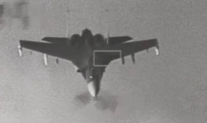 中共29日宣布對台軍演，國防部披露F-16V戰機透過「狙擊手先進標定莢艙」監控中共殲16戰機畫面。國防部提供