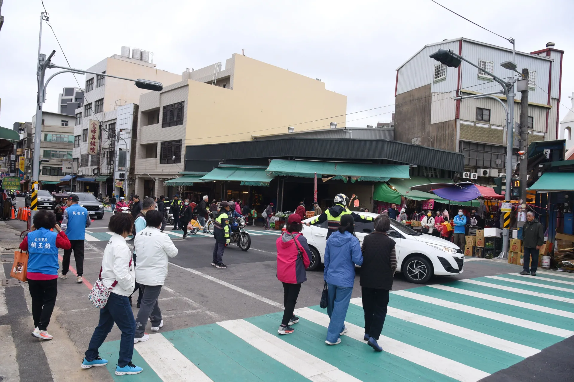 南苗市場增加設置號誌與標線,進出市場更安全。