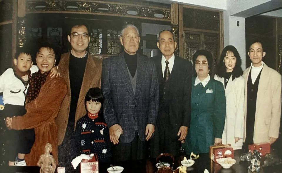 李登輝總統生前，曾五次拜訪謝森展教授位於北埔鄉的惠森農場與謝家族合影留念。照片由謝家族提供