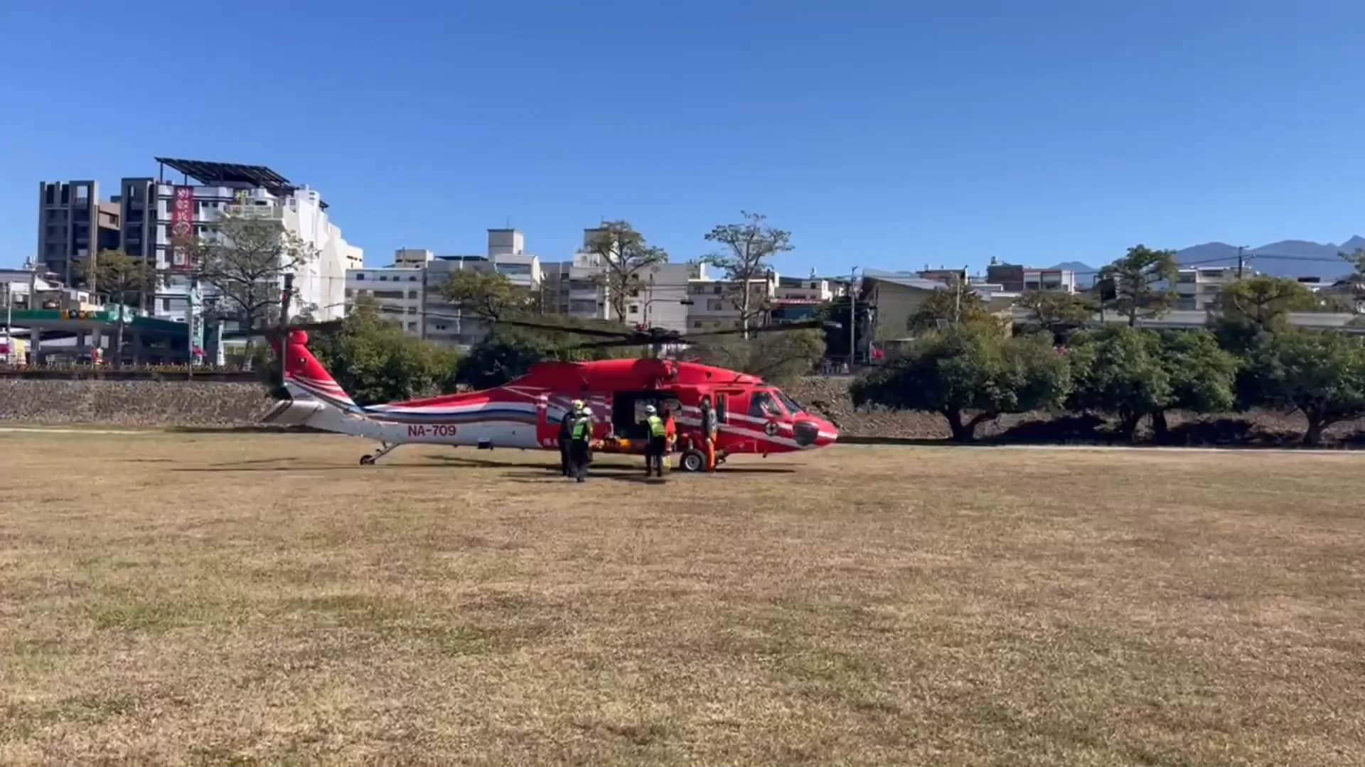 罹難者山友由空中勤務總隊載運下山。苗栗縣政府提供