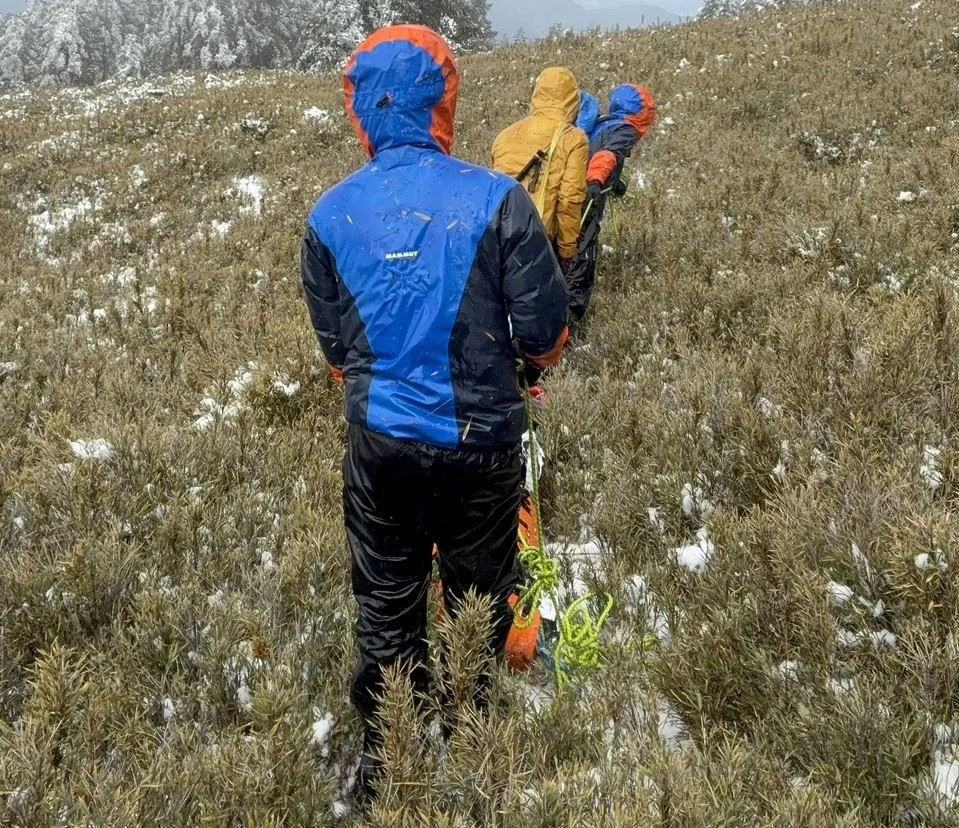 將罹難者帶往吊掛地點。苗栗縣政府提供