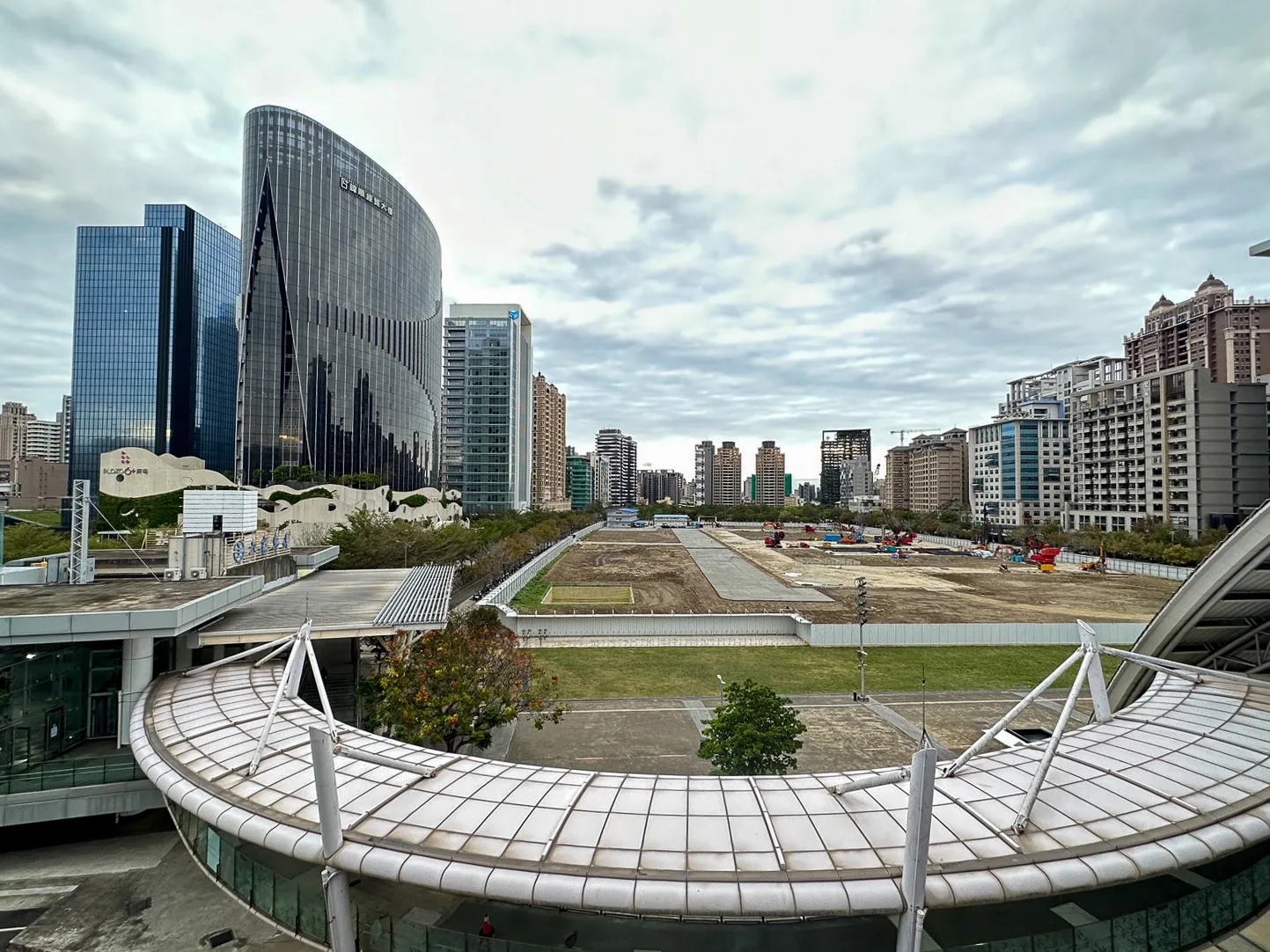 竹北市是新竹縣治所在地，已發展成為全台人口最多、最年輕的縣轄市，從高鐵新竹站眺望，摩天大樓林立。王慧瑛攝影