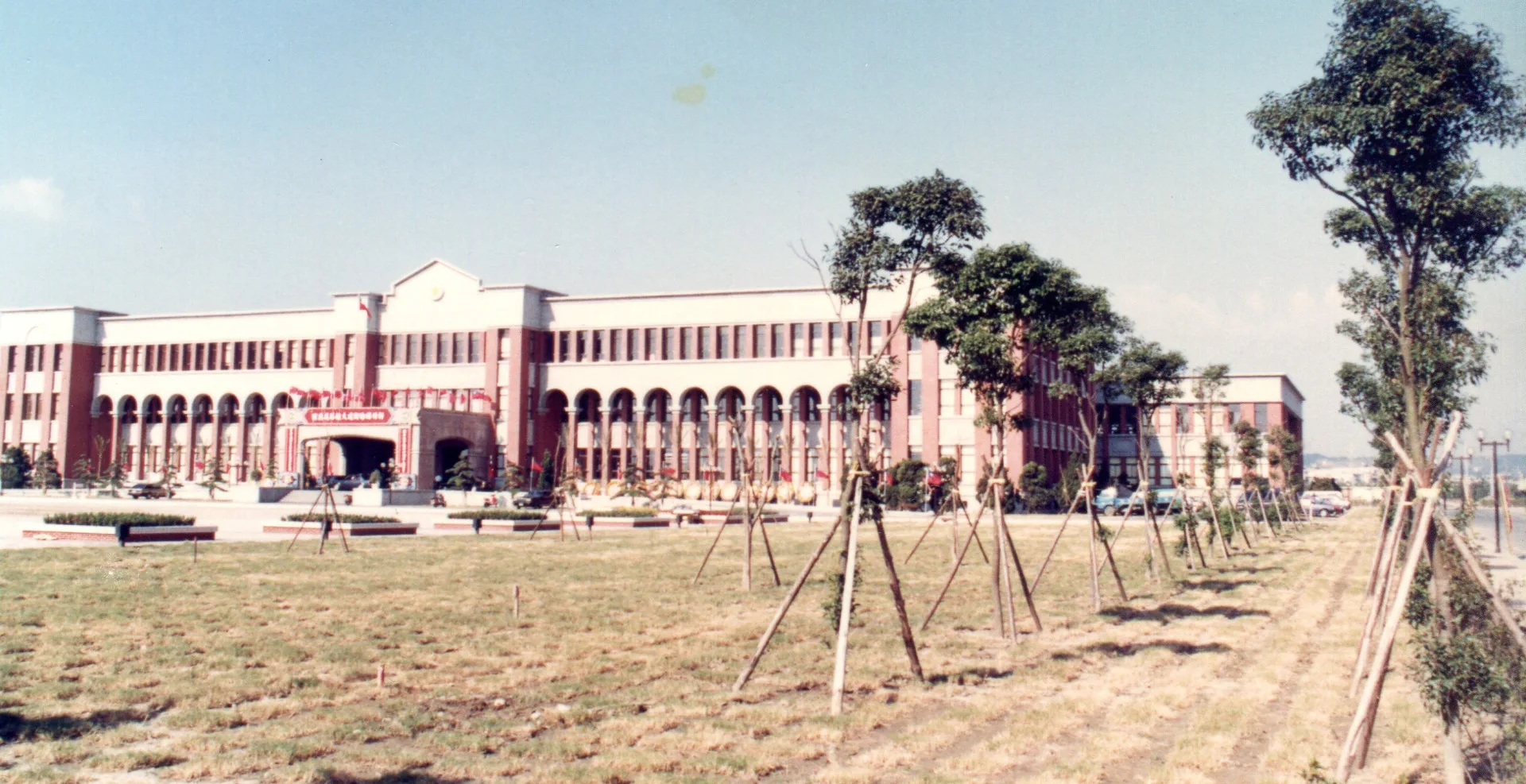 1989年初剛落成啟用的新竹縣政府辦公廳舍。陳進興提供