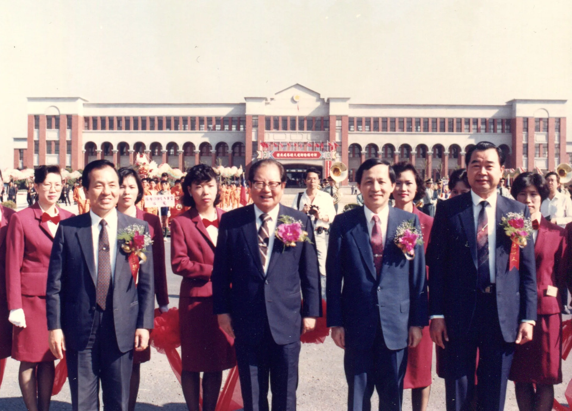 新竹縣治落成啟用時，省主席邱創煥（前排左二）、省議會議長高育仁（前排右二）與縣長陳進興（前排左一）、議長曾勝枱（前排右一）共同主持啟用儀式。陳進興提供