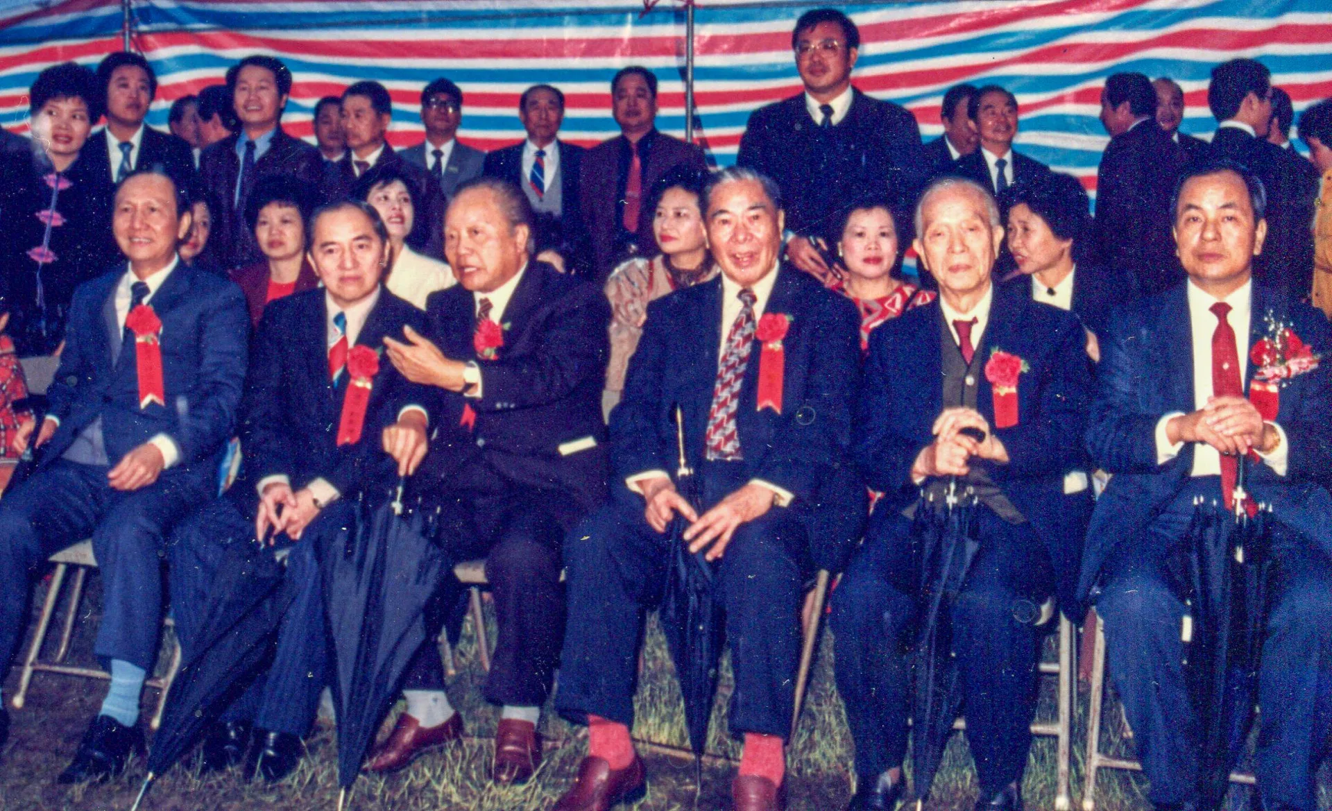 新竹縣治辦公廳舍奠基典禮，歷任縣長皆出席，分是第一、二任朱盛淇（前右二）、第三任鄒滌之（前右三）、第四、五任彭瑞鷺（前左三）、第六任劉榭燻（前左二）、第七、八任林保仁（前左一）、第九任陳進興（前右一）。陳進興提供