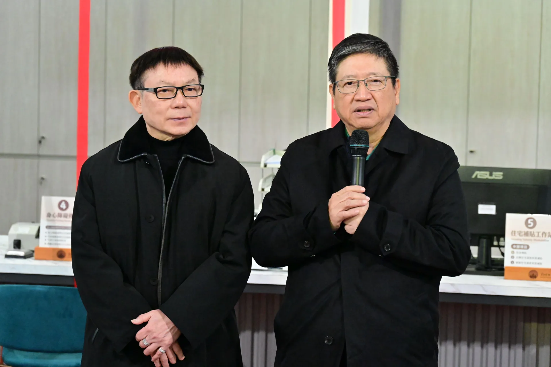 縣長楊文科（右）今天表示，縣府整合原有長期照顧管理中心照護管理科、服務管理科及社會處老人福利及身心障礙福利業務，成立高齡長照處，讓長者受到全方位、更完整的團隊照顧。新竹縣政府提供