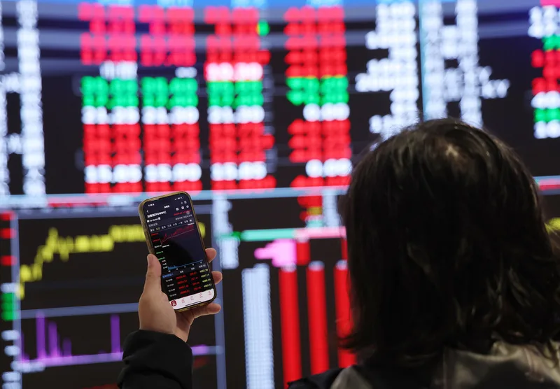 台股從2023年至2025年，連3年指數年漲幅超過2成，長多行情吸引民眾投入股市。中央社