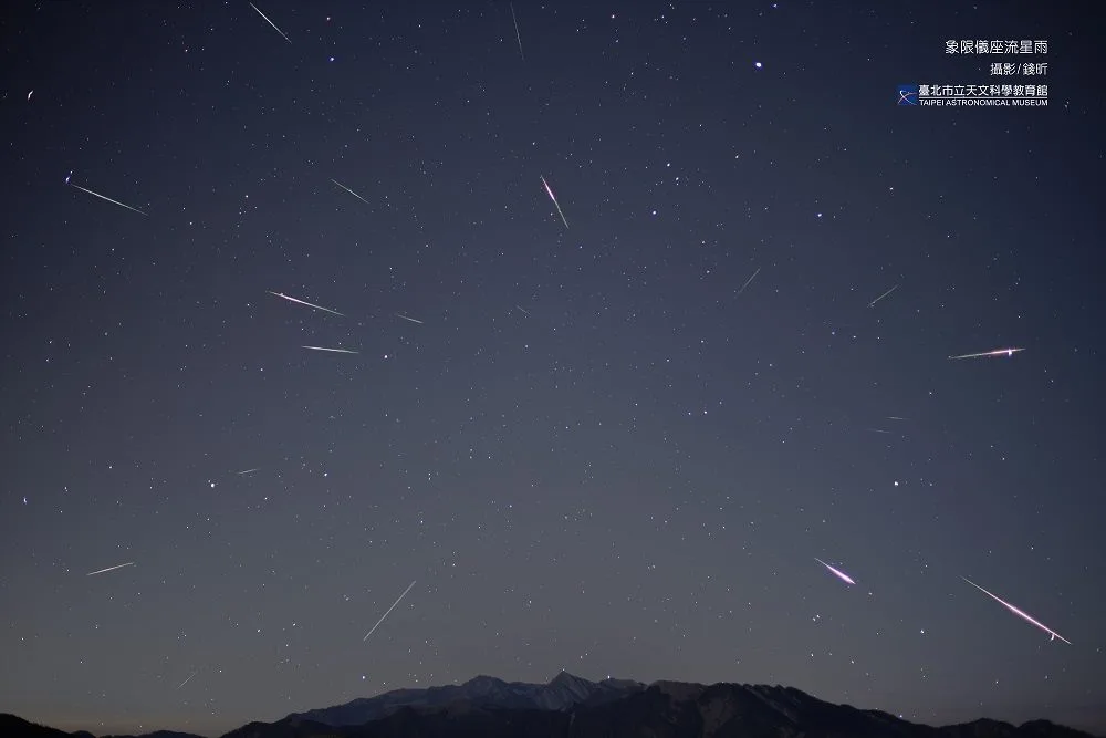 年度三大流星雨之一的象限儀座流星雨,預計於1月4日(日)達到極大,預估每小時天頂流星數(ZHR)約為80。不過,今年極大期接近滿月,明亮月光將遮蔽部分較暗流星,實際可見數量約為每小時25顆左右。圖為2020年象限儀座流星雨。臺北市立天文科學教育館提供