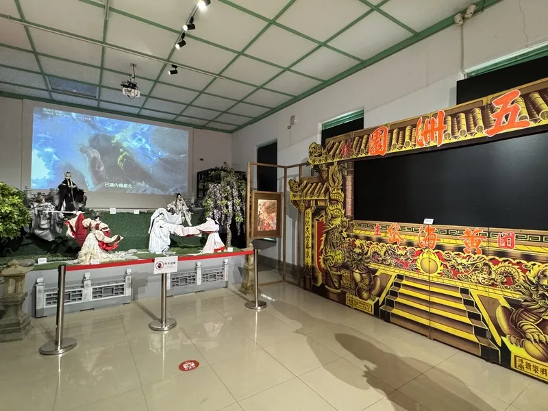 為紀念布袋戲「通天教主」黃海岱大師126歲冥誕,雲林縣府從即日起舉辦「傳藝之魂:黃海岱與戲偶之道」特展,一覽黃海岱珍藏手稿、傳統彩樓、佈景戲台(右)等物,呈現布袋戲從傳統到現代的多元風貌。中央社