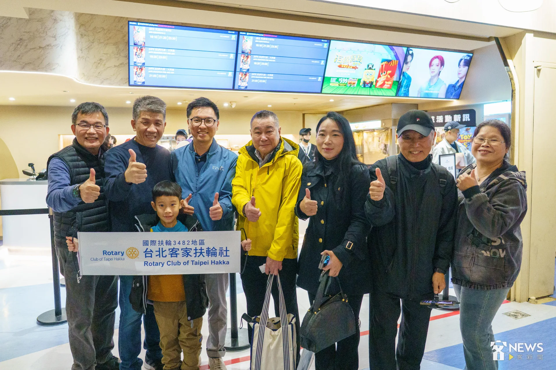 台北客家扶輪社與世台客聯包場力挺電影《那張照片裡的我們》，包括世台客聯理事長彭莉惠（右三）、總會長邱榮光（中）、秘書長張添松（右二）、財務長羅素玲（右一）、理事吳國智（左一）、台北客家扶輪社社長彭瑞明（左三）以及客家公共傳播基金會總經理莊勝鴻（左二）映前合影。李台源攝