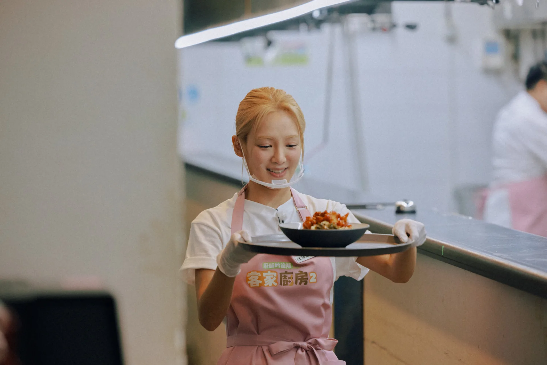 忙碌到孝淵走出廚房親自上菜。客家電視台提供