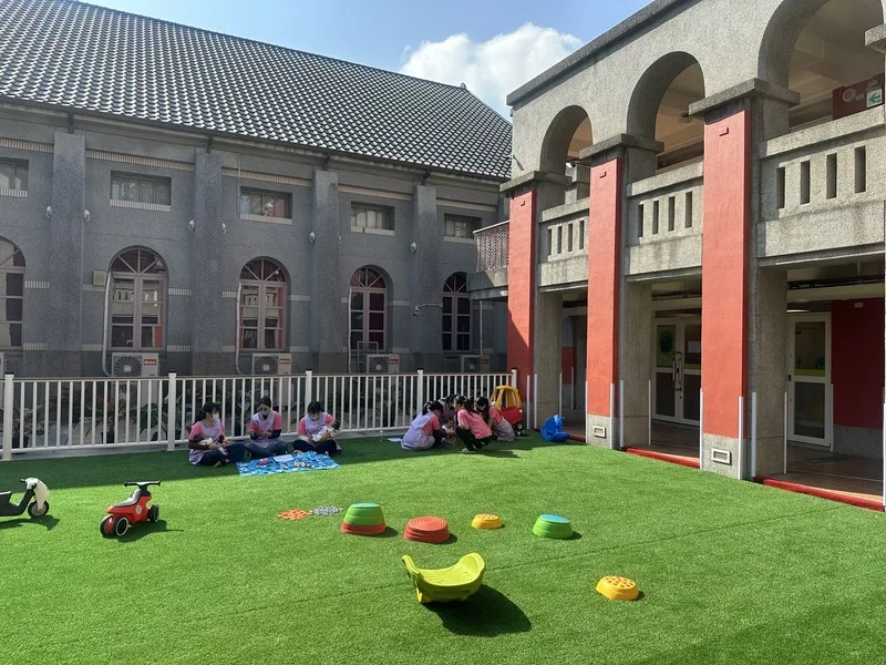 中興大學爭取衛生福利部計畫補助，投入新台幣逾千萬元翻修校舍空間，成為第一所國立大學在校內設立「員工子女托嬰中心」，除有分齡教室，還有寬廣戶外草坪。中央社