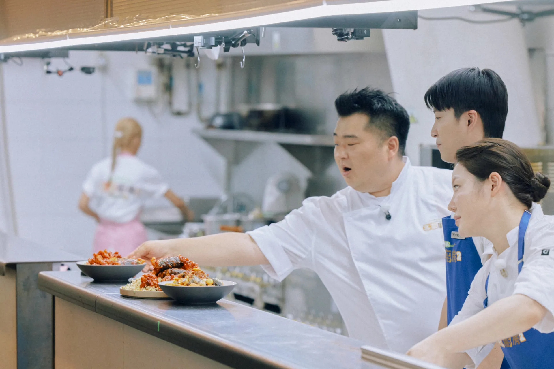 主廚趙元日端出豐富的員工餐。客家電視台提供