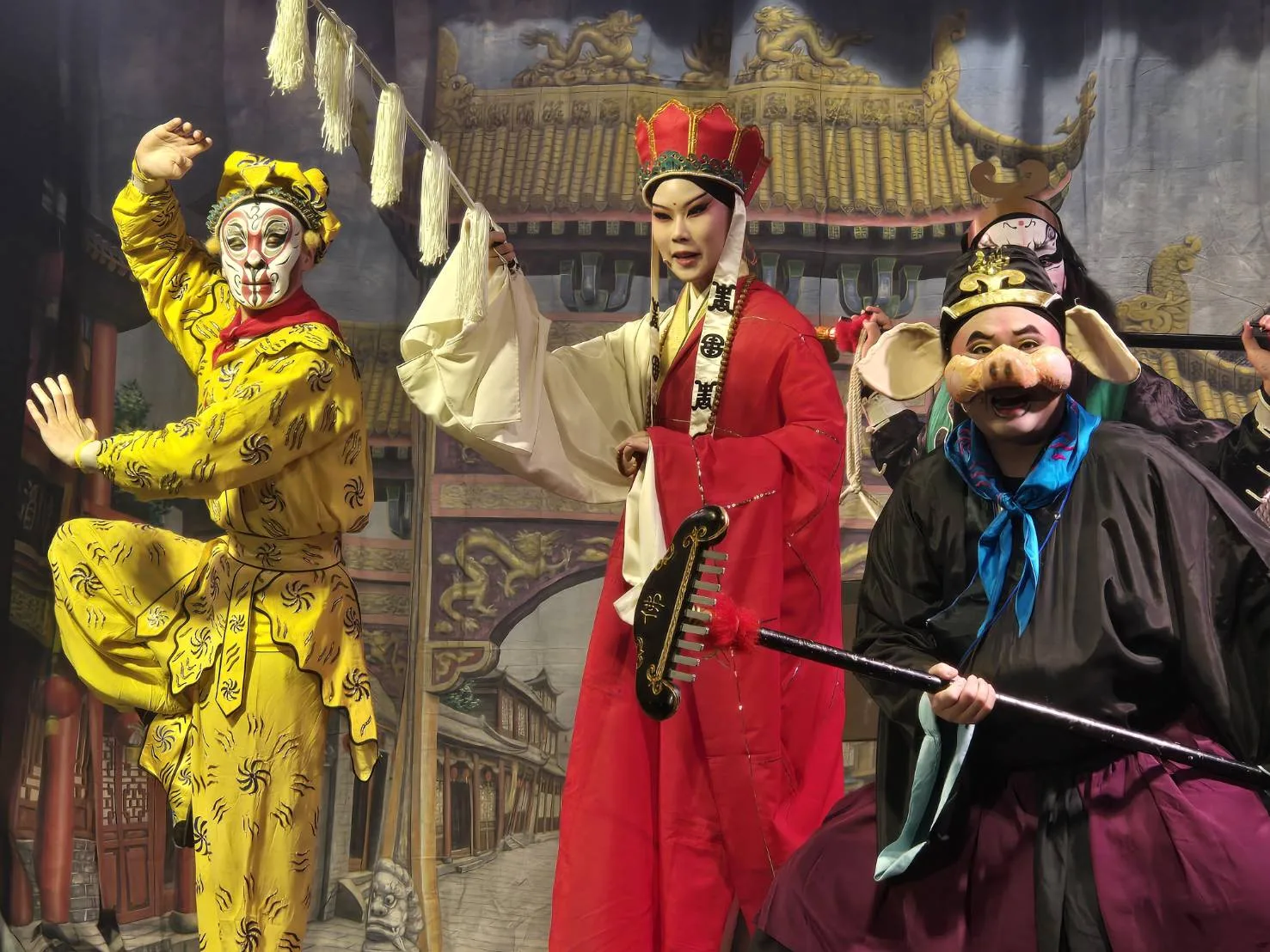 收冬戲台中場，由金滿圓劇團，演繹經典客家大戲《三打白骨精》。客委會提供