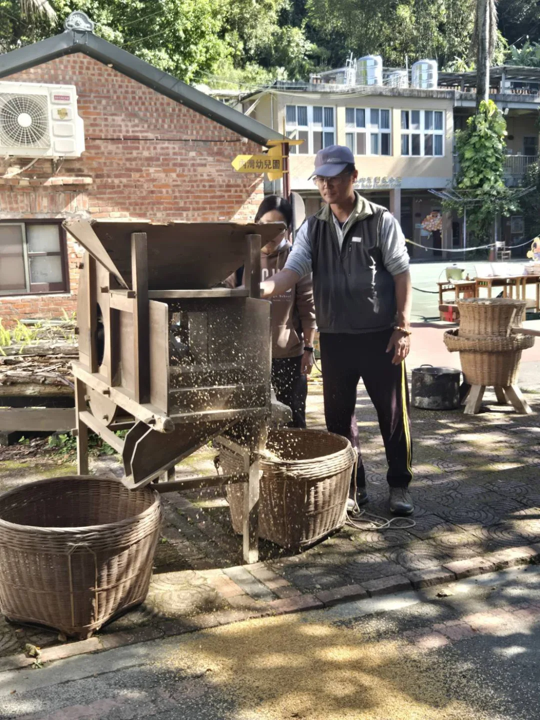 水牛學校創辦人李春信校長擔任講師,透過親手操作傳統農具,帶領民眾走進劉老師漫畫中的農村世界。新竹縣政府提供