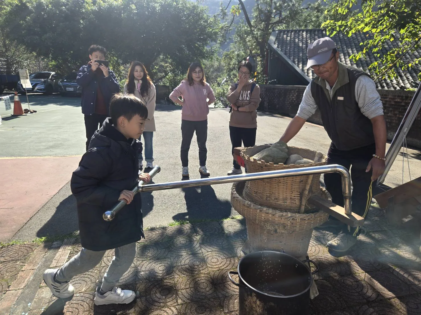 親子家庭體驗土礱。新竹縣政府提供