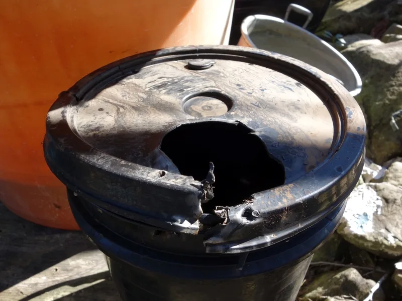 台灣黑熊破壞儲水桶。嘉義分署提供