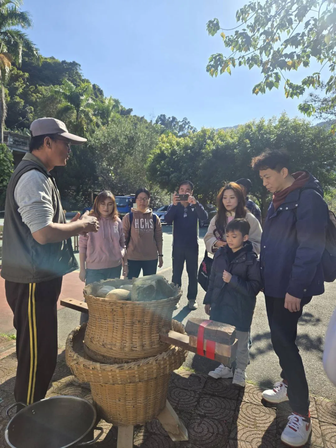 水牛學校的創辦人李春信向民眾介紹土礱構造。新竹縣政府提供