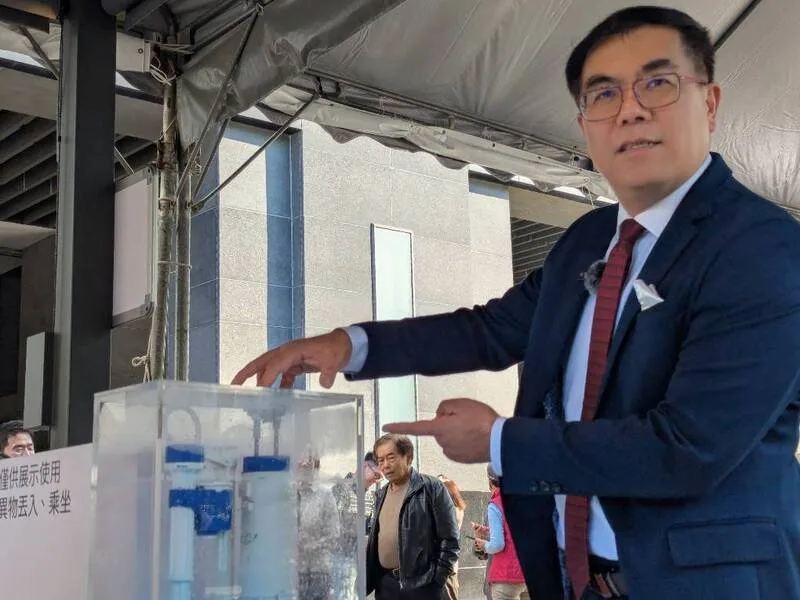 環境部長彭啓明表示，為了改善公廁「濕、髒、臭」的現狀，正致力於推動廁所文化現代化，其中一項目標就是將傳統的蹲式馬桶改建為坐式。中央社