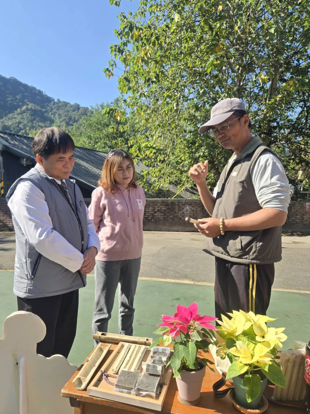 (左起)劉興欽老師的經紀人賴源欽、內灣國小校長趙千惠、水牛學校的創辦人李春信,了解活動內容。新竹縣政府提供