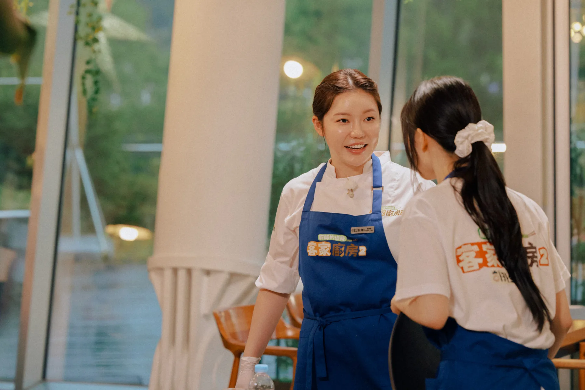 主廚趙序衡巡場中。客家電視台提供