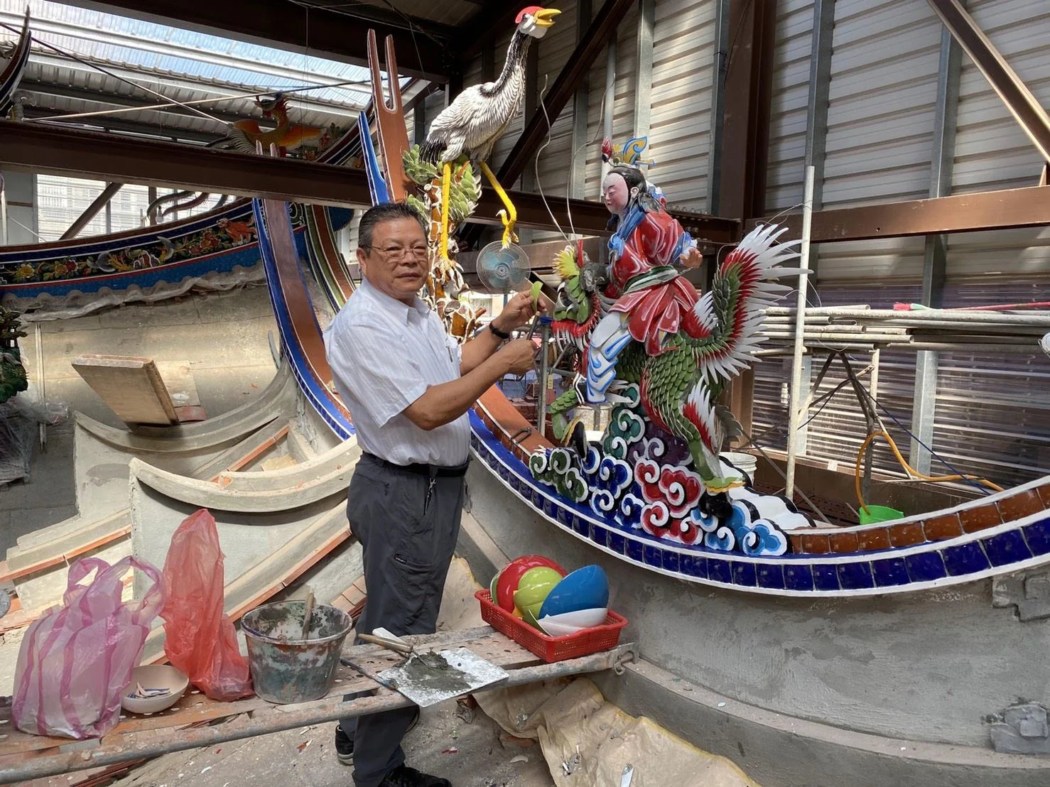 鄭盛宏參與蘆洲保和宮維修。鄭盛宏藝師提供
