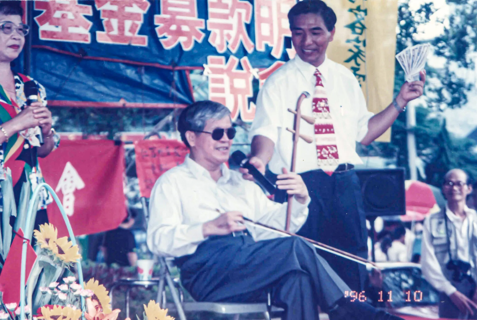 徐木珍的山歌還沒唱完,一疊又一疊的千元鈔票往台上送。1996,新埔義民廟,楊國鑫攝