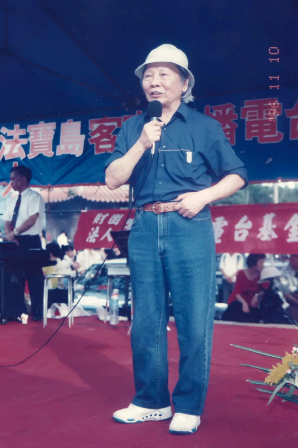 鍾老話音未落,台下已是一片騷動。人們不約而同往前走,排隊、捐款、交付心意——那不是掌聲,而是行動。1996,新埔義民廟,楊國鑫攝