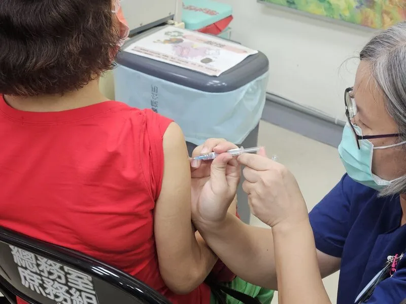 研究指出，相較成年人，長者免疫老化使流感疫苗抗體濃度下降，台灣今年9月起，將導入更強效加強型疫苗，醫界盼適用對象逐年擴大。中央社