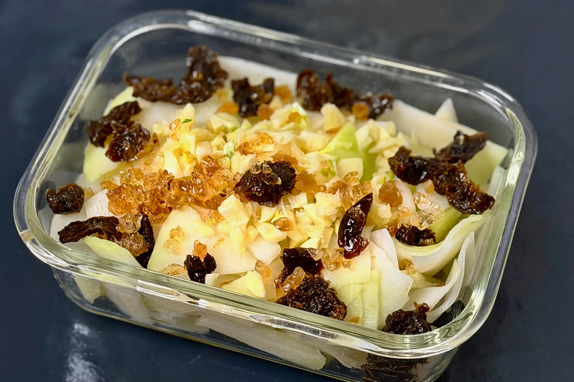 紫蘇梅和冰糖是鹽生最佳配料。蕭秀琴攝