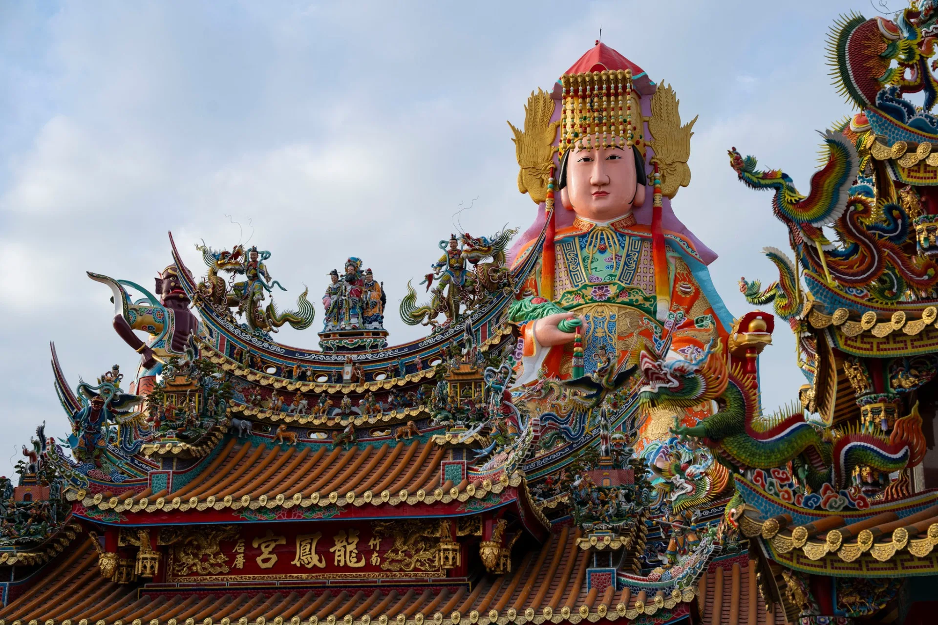 這座媽祖坐像與竹南龍鳳宮廟體上的剪黏裝飾，皆出自竹南在地的交趾陶名師鄭盛宏之手。翻攝自竹南鎮公所 臉書