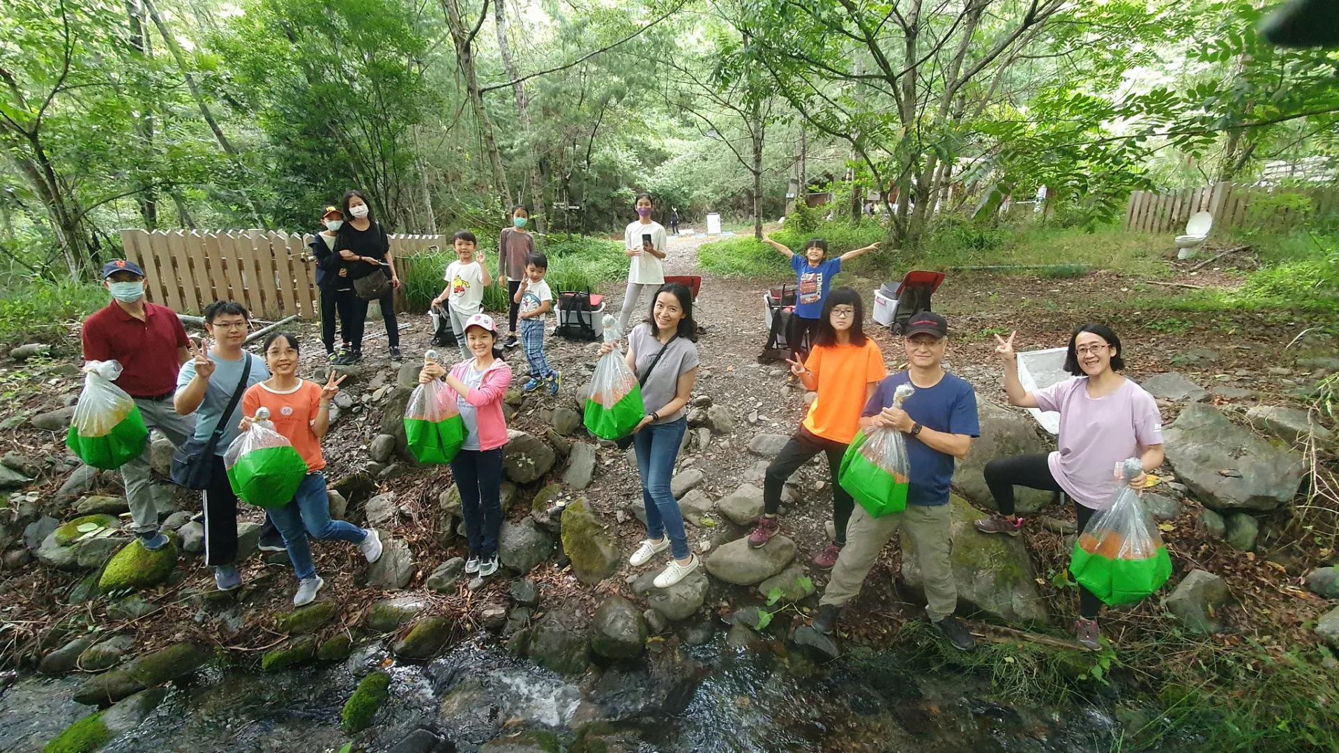 遊客實際參與體驗研究人員放流的過程。雪霸國家公園提供