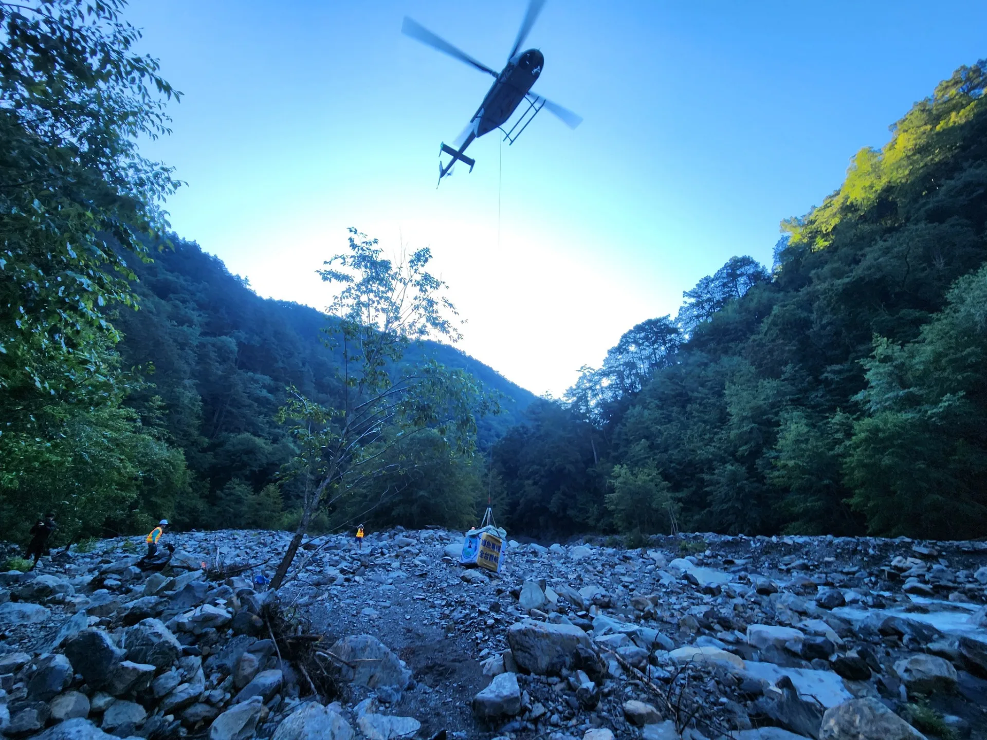 雪管處去年9月與勁捷航空合作，首次運用直升機吊掛方式執行司界蘭溪上游放流，大幅縮短以往人力運輸流程。雪霸國家公園提供