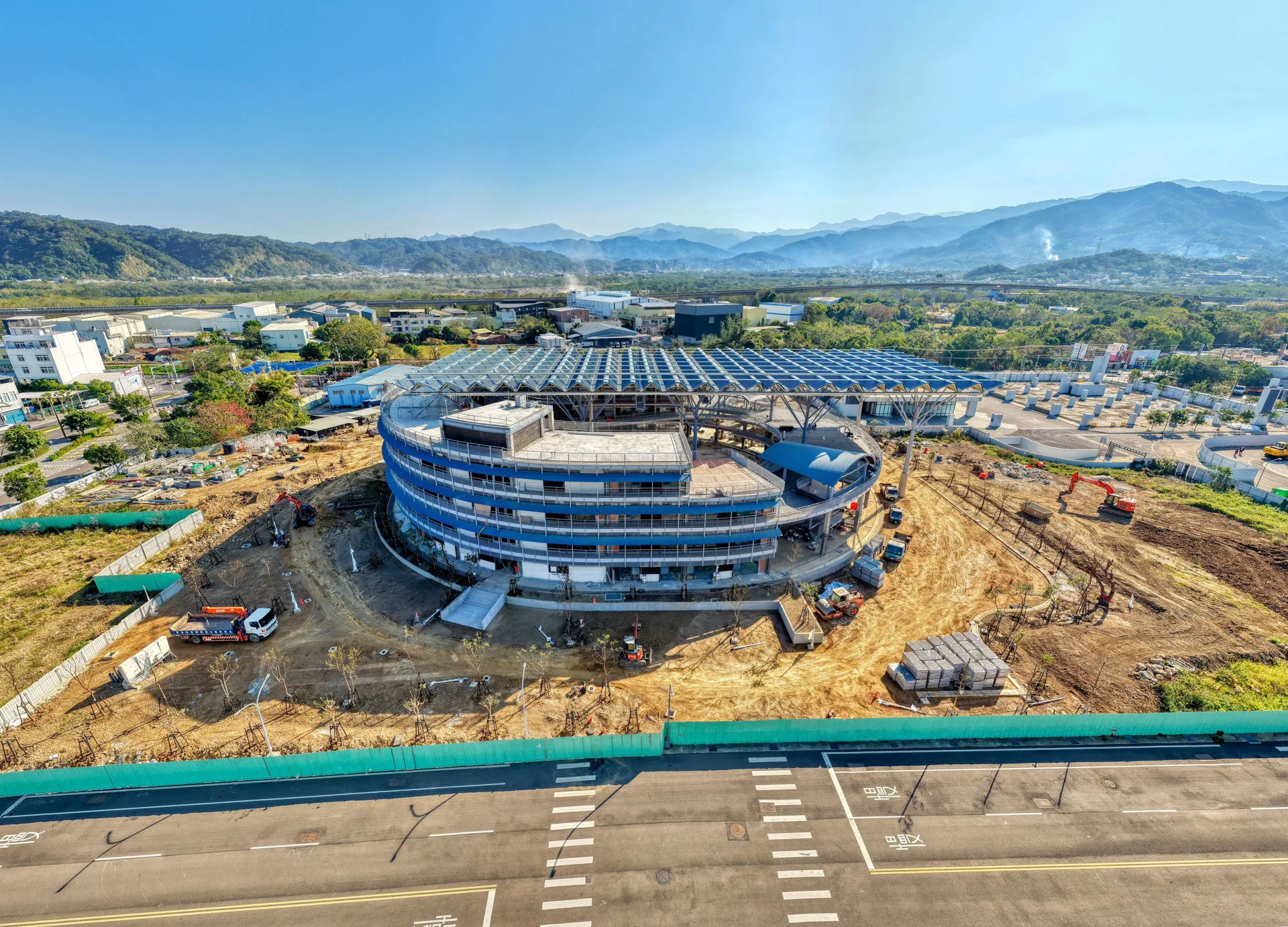 新竹縣「竹東客家文化大禾埕計畫」榮獲第26屆公共建設優質獎-規劃設計類、國家建築金獎。