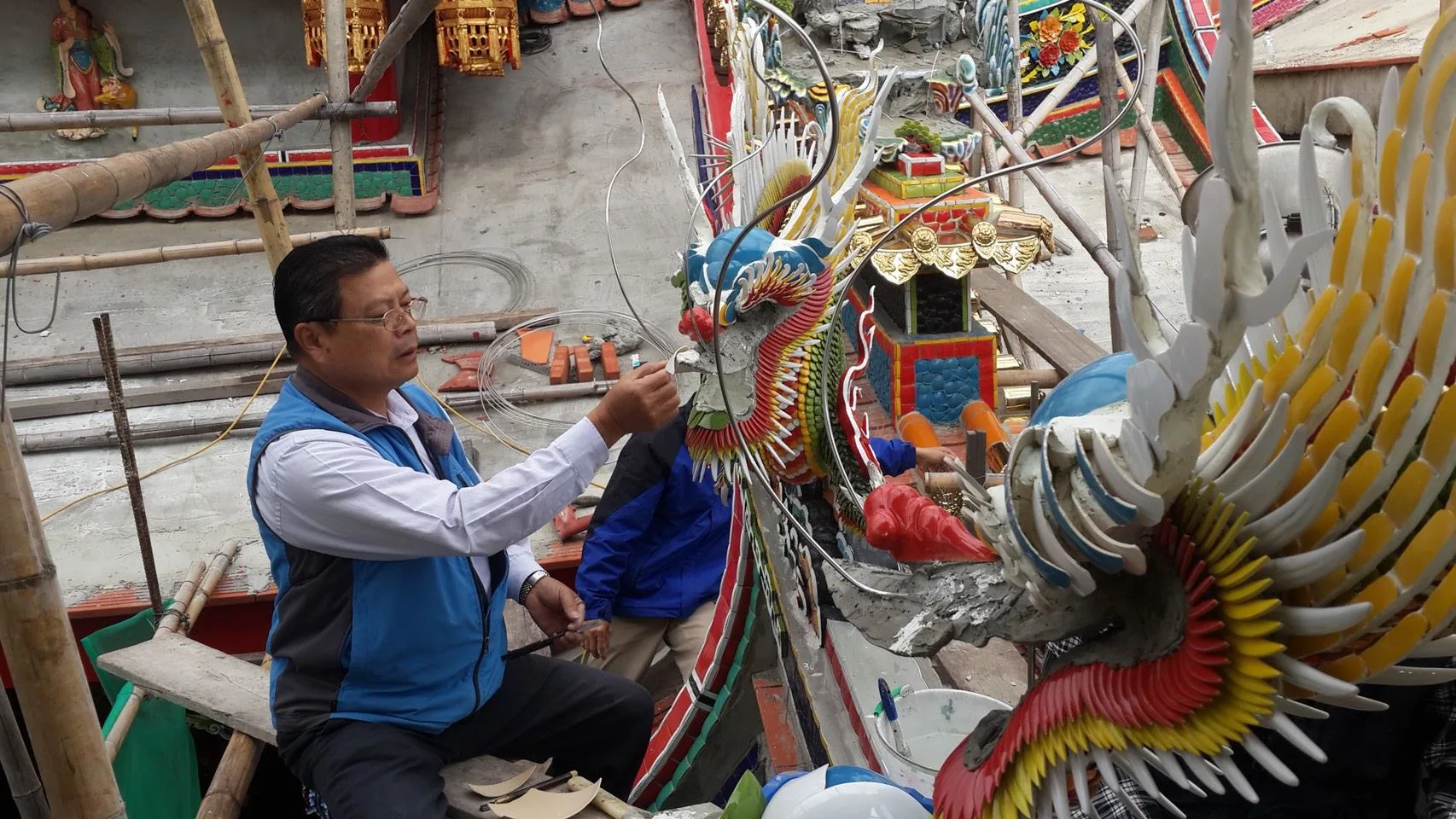 鄭盛宏施作竹南后厝龍鳳宮剪黏。鄭盛宏藝師提供